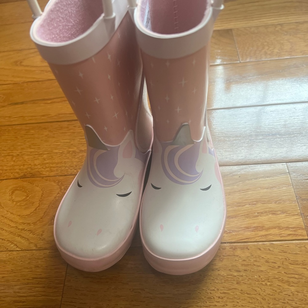 Lightly worn size 8 cat and Jack rain boots